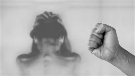 南韓一名男子因懷疑小三和正宮一起騙自己的錢，而對她施加暴力。（示意圖／PIXABAY）