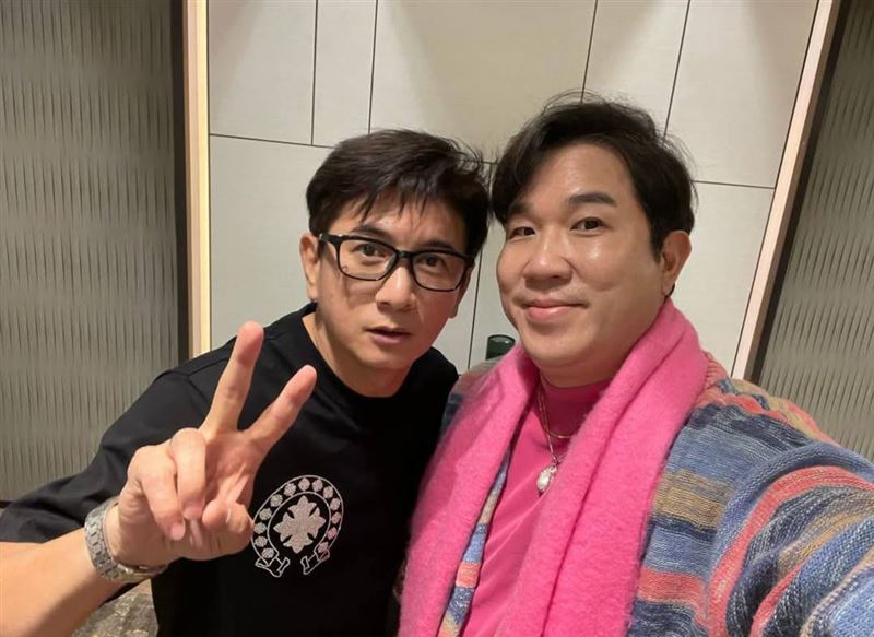 吳奇隆(左)低調返台,聚會同框劉爾金。(圖/翻攝自臉書)