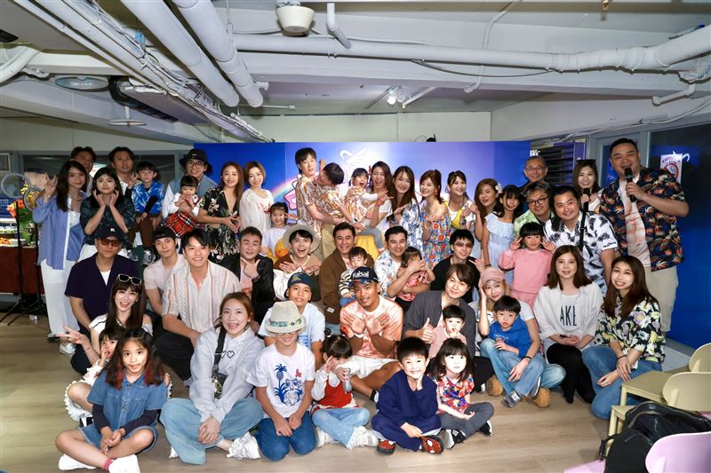 唐振剛出席吳東諺與老婆白家綺創立的室內親子運動樂園開幕活動。（圖／民視提供）