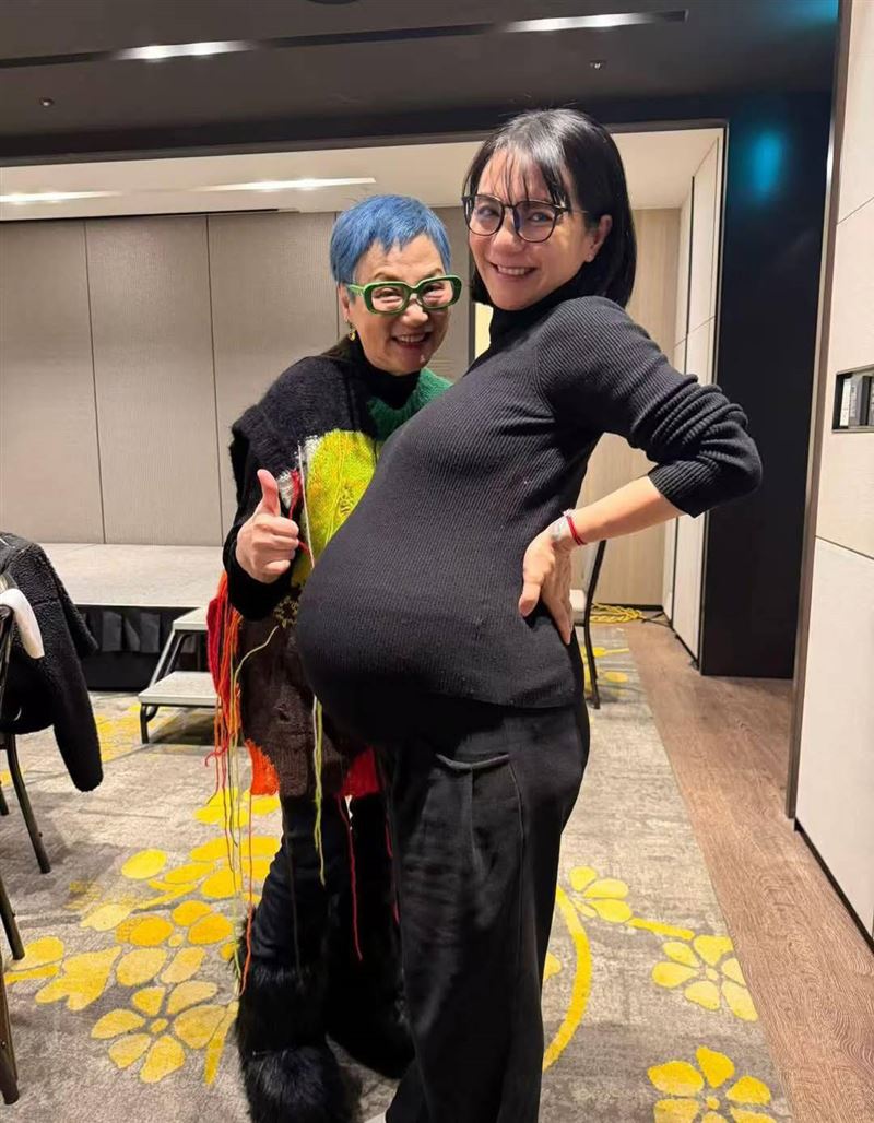 王思涵(前者)挺孕肚同框張小燕。(圖/翻攝自臉書)