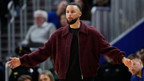 已缺席16場比賽的金州勇士當家球星柯瑞（Stephen Curry）持續在場邊觀戰。（圖／美聯社／達志影像）