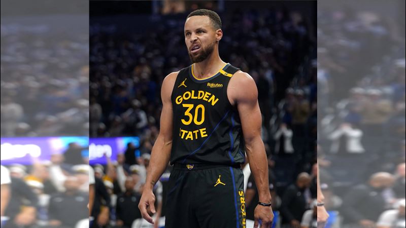 已缺席16場比賽的金州勇士當家球星柯瑞(Stephen Curry)持續在場邊觀戰。(圖/翻攝自X平台 @LegionHoops)