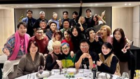 開麗經紀公司創立40週年，聚會包括張小燕（首排中間）、王之勤（第二排右4）、徐若瑄（第二排右3）皆出席參加。（圖／翻攝自臉書）