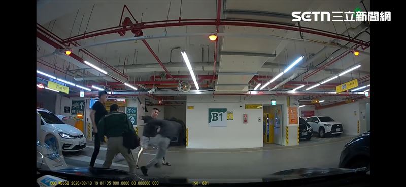 黃男在中南社宅被余家父子3人圍毆滿臉血。(圖/當事人提供)