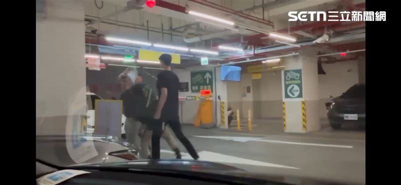 黃男在中南社宅被余家父子3人圍毆滿臉血。(圖/當事人提供)