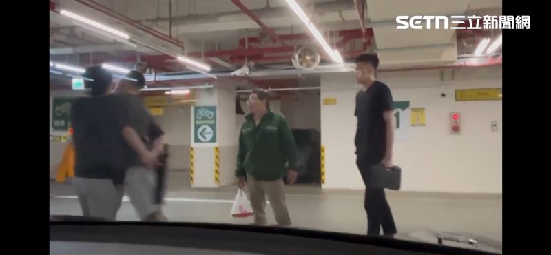 黃男在中南社宅被余家父子3人圍毆滿臉血。(圖/當事人提供)