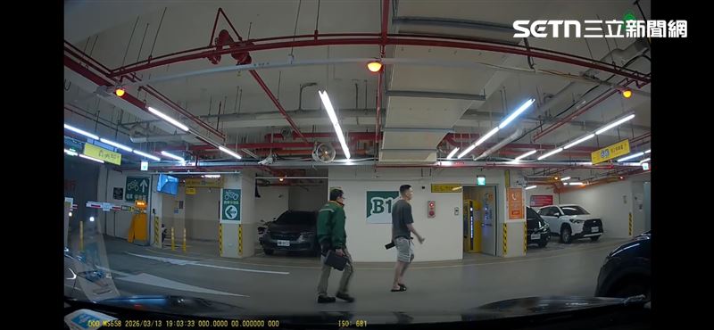 黃男在中南社宅被余家父子3人圍毆滿臉血。(圖/當事人提供)