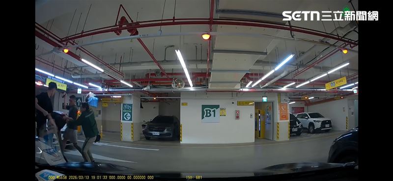 黃男在中南社宅被余家父子3人圍毆滿臉血。(圖/當事人提供)