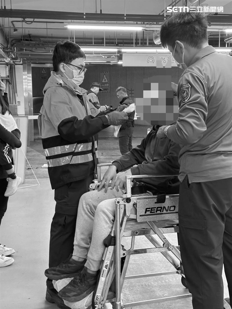 黃男在中南社宅被余家父子3人圍毆滿臉血。(圖/當事人提供)