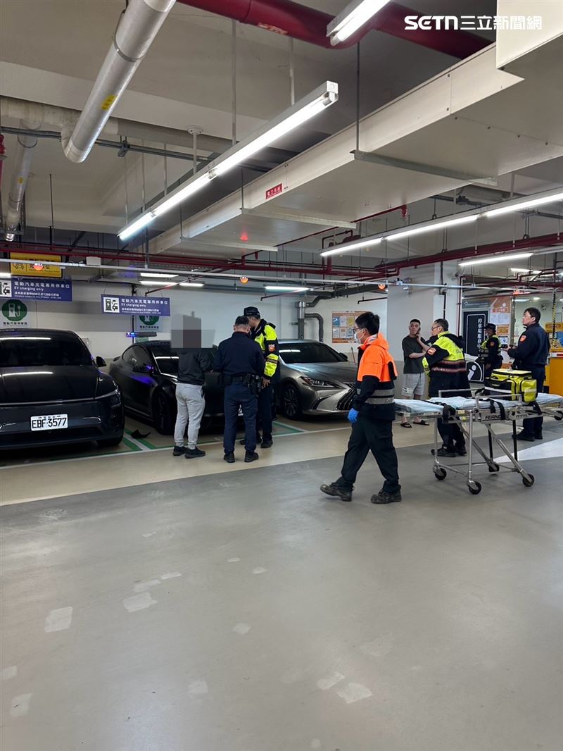 黃男在中南社宅被余家父子3人圍毆滿臉血。(圖/當事人提供)