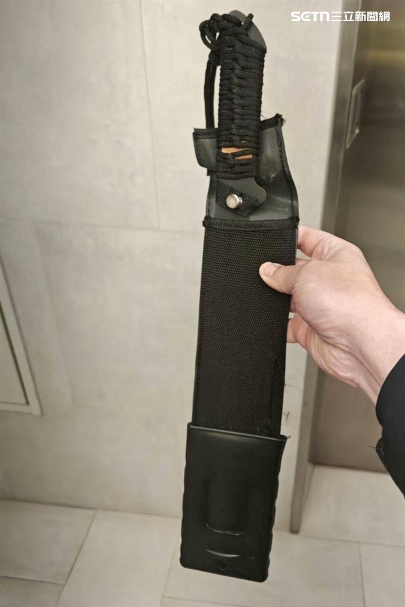 黃男在中南社宅被余家父子3人圍毆滿臉血。(圖/翻攝畫面)