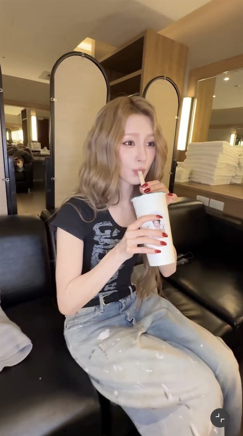 i-dle成員Miyeon（曹薇娟）也喝了手搖飲。（圖／翻攝自IG @i_dle_official）