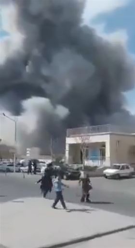 川普稱轟炸哈格島，伊朗揚言攻擊美相關石油目標。（圖／翻攝自X平台 @MarioNawfal）