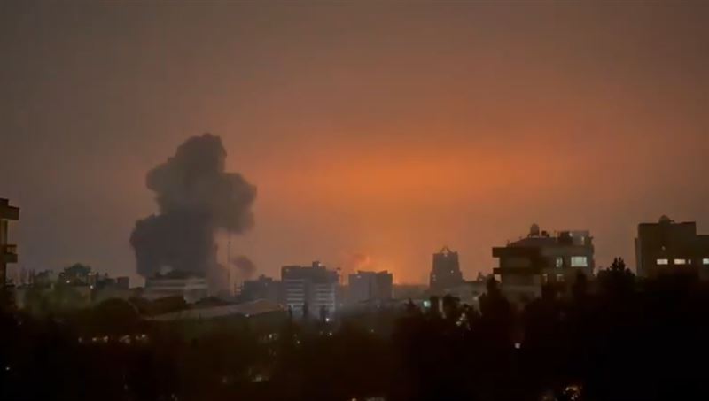 網路流出哈爾克島遭美軍轟炸的畫面。（圖／翻攝自X平台 @MarioNawfal）