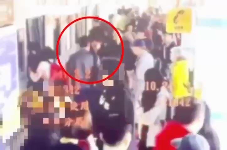 文湖線忠孝復興站爆衝突！男女車門口角，擋61歲男下車變互毆。（圖／翻攝畫面）