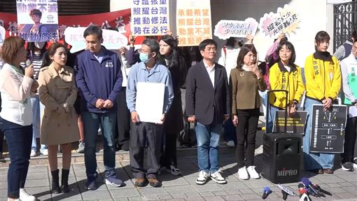 批少事法害斷子絕孫　楊爸上街替兒討公道