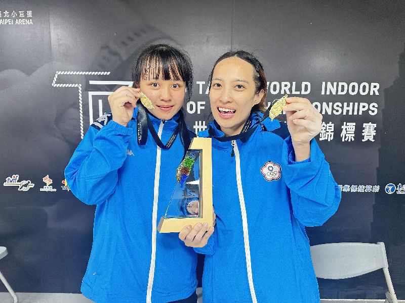 台灣女子拔河隊14日在2026世界室內拔河錦標賽女子500公斤完成4連霸，其中年僅18歲的吳可馨（左），首度代表A隊參賽，在大學姐田嘉蓉（右）鼓勵下完成比賽