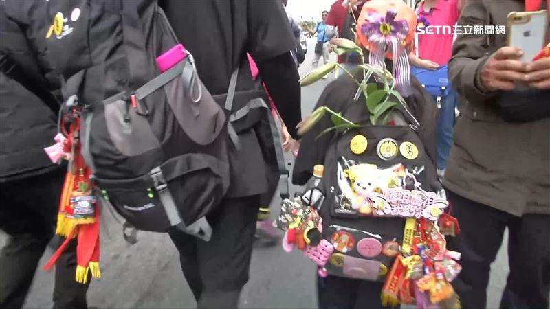 邱先生帶著10歲女兒跟著白沙屯媽祖里港贊境