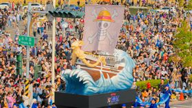 《航海王》第2季「媽祖護航！草帽海賊大遊行」萬人簇擁梅利號場面壯觀。（圖／Netflix提供） 