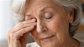 老人,婦人,眼睛,老花。（圖／AI生成）