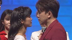 翁鈺鈞(左)許志豪眼神對視。(圖／中視提供)