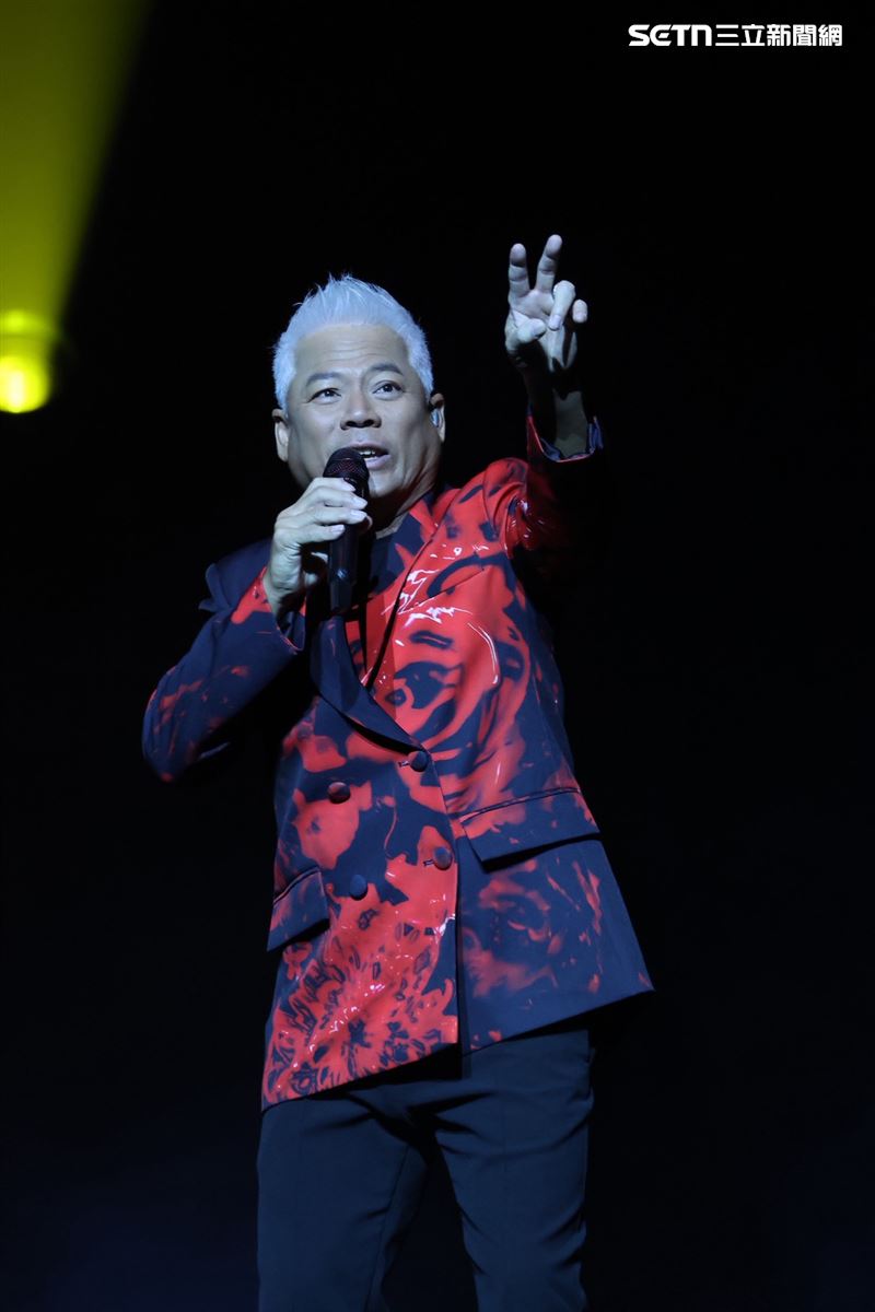 巫啟賢在北流開唱。（圖／記者鄭孟晃攝影）