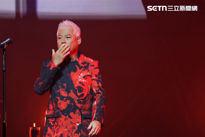 巫啟賢悲慟摯友袁惟仁病逝，在演唱會特別安排緬懷的環節。（圖／記者鄭孟晃攝影）