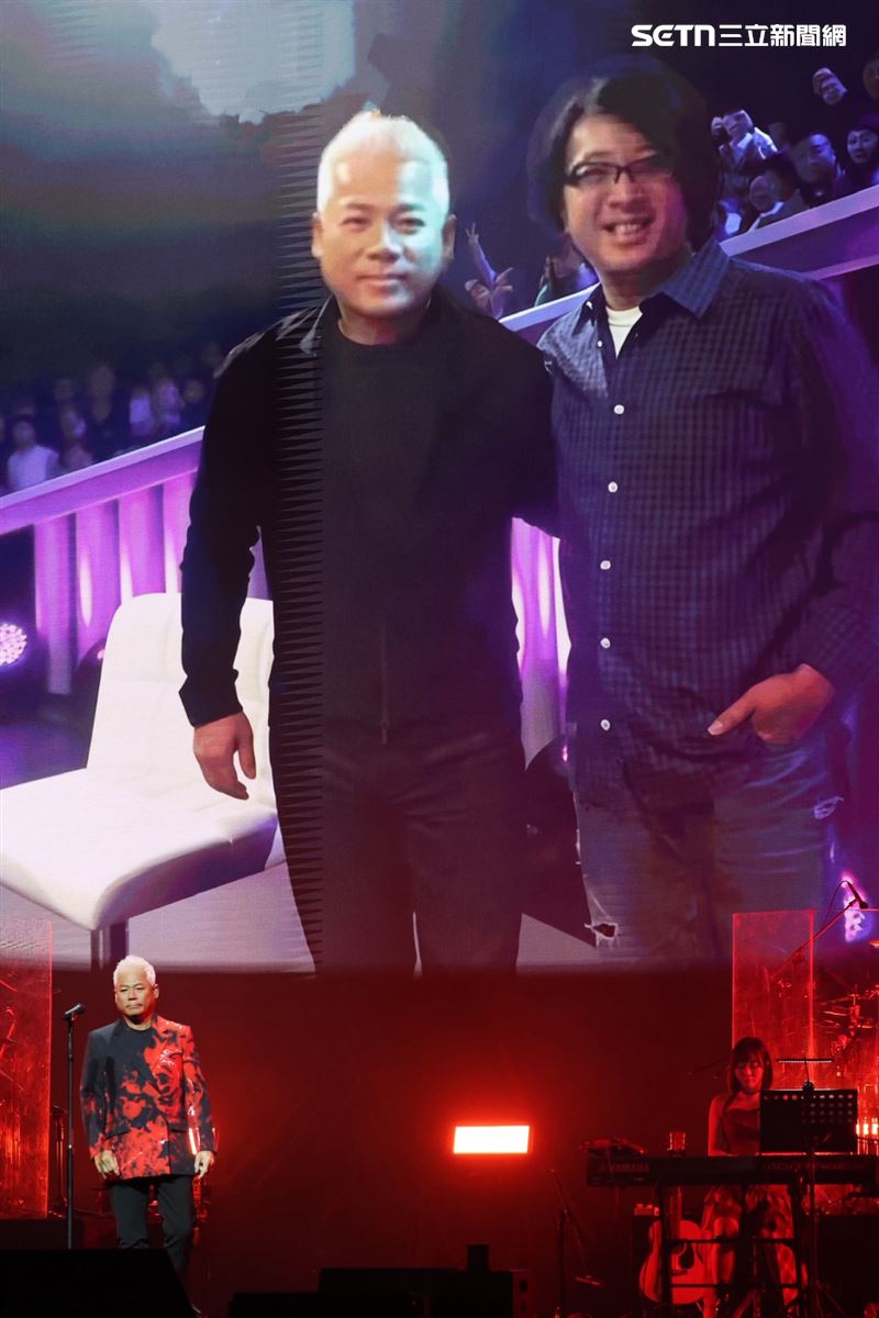 巫啟賢悲慟摯友袁惟仁病逝，在演唱會特別安排緬懷的環節。（圖／記者鄭孟晃攝影）