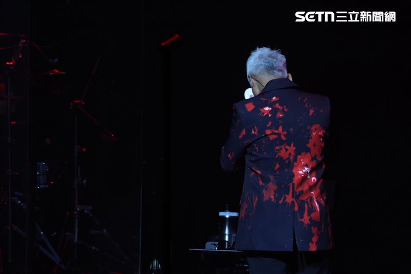 巫啟賢悲慟摯友袁惟仁病逝，在演唱會特別安排緬懷的環節。（圖／記者鄭孟晃攝影）