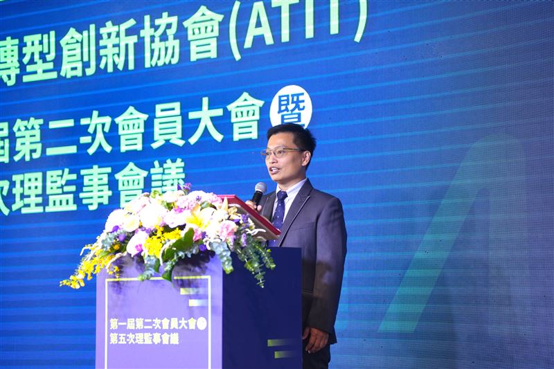台灣轉型創新協會理事長張家烈於大會致詞，強調協會深耕「泛金屬機電產業」生態系，並致力於產官學研的深度連結。（圖／ATIT台灣轉型創新協會提供）
