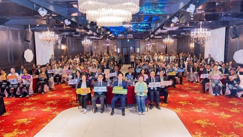 賴清德總統（前排中）與張家烈理事長（前排左二）、立委陳素月（前排右二）彰化縣長王惠美（前排左一）及二代接班會員展現強大創新動能，構築共榮生態系。（圖／ATIT台灣轉型創新協會提供）