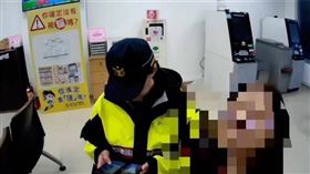 警方趕到銀行，勸阻李姓婦人匯款行為。（圖／翻攝畫面）