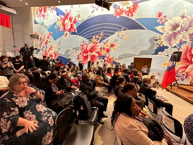 駐紐辦事處現場逾百人參與聽芷儀演講。（圖／李芷儀提供）