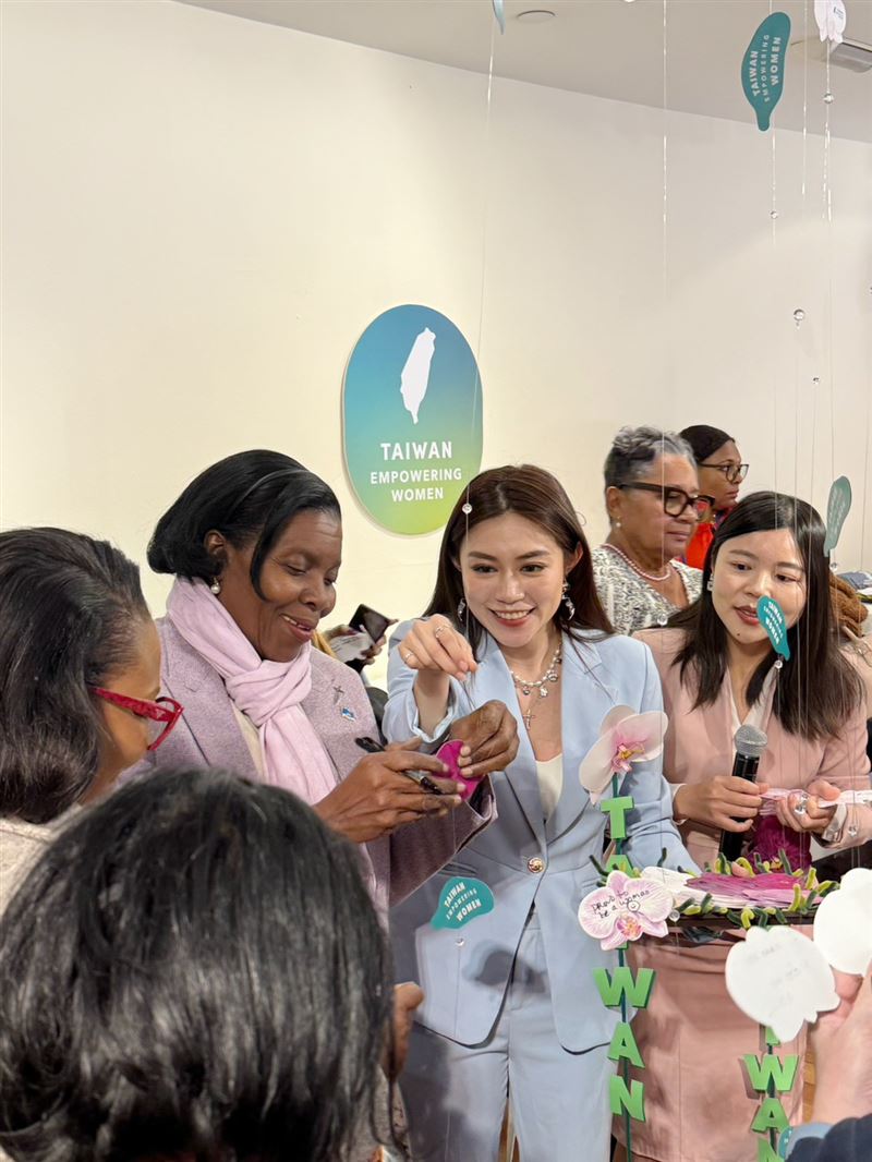 芷儀親切引導外賓參與共生牆蘭花創作。（圖／李芷儀提供）