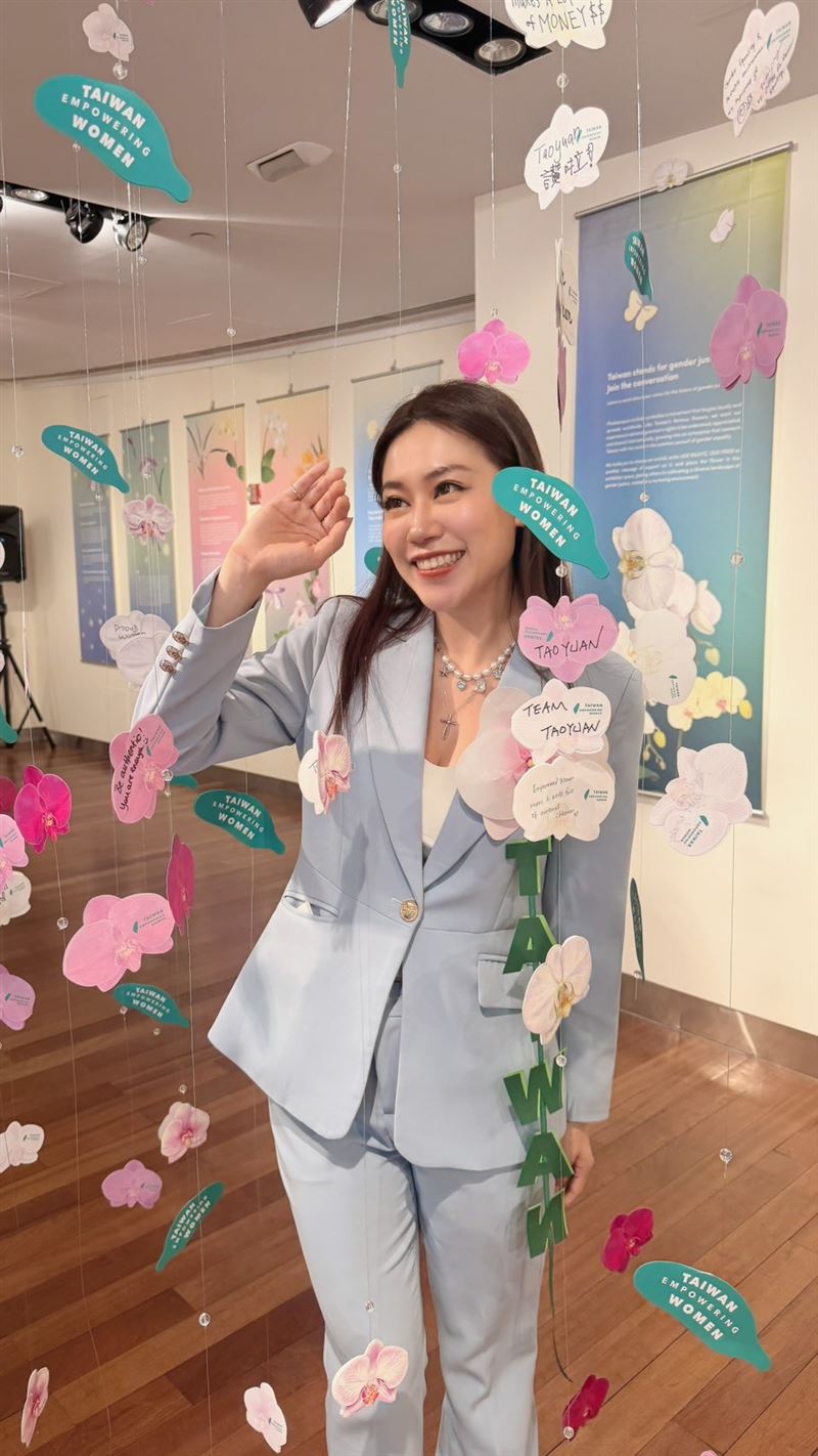 芷儀受邀參與駐紐約台北經濟文化辦事處舉辦的「性別平等週文化之夜」，擔任接待與導覽。（圖／李芷儀提供）