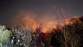 金門金沙鎮海宮深夜雜草火警　延燒逾3千坪金門縣金沙鎮鎮海宮附近13日深夜發生雜草火警，消防局獲報派遣人車搶救，14日凌晨3時25分順利撲滅，燃燒面積約3千多坪，無人員傷亡及財物損失。（金門縣消防局提供）中央社記者吳玟嶸傳真　115年3月14日