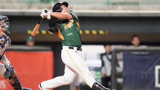 顏郁軒揮3分砲　悍將後段追平與雄鷹戰和