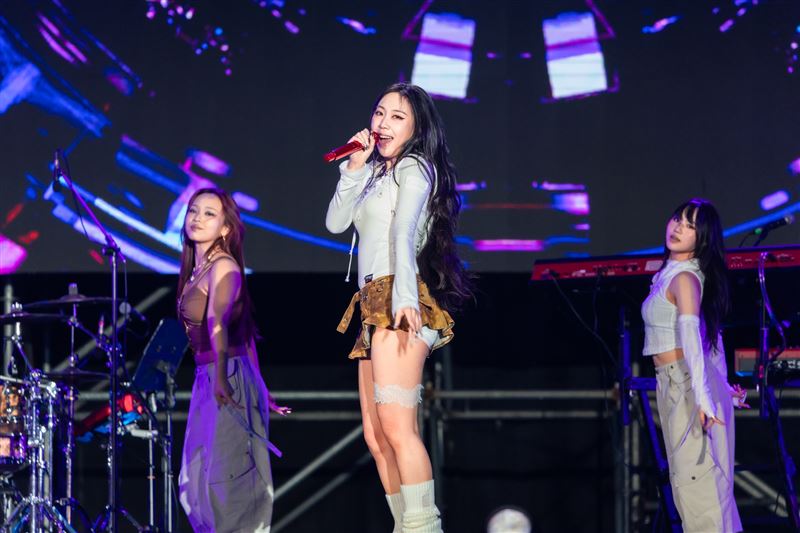 李泳知上演「濕身秀」，往身上倒水。（圖／讀者提供）