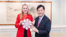 林佳龍午宴巴拉圭衛福部長芭蘭訪團巴拉圭共和國衛福部長芭蘭（Maria Teresa Baran，左）率團訪台，27日接受外交部長林佳龍（右）午宴，並致贈巴國傳統蜘蛛繡（Nanduti）。（外交部提供）中央社記者楊堯茹傳真　115年1月27日