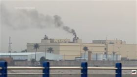 14日，一架無人機襲擊美國駐巴格達大使館，冒出濃煙。（圖／美聯社／達志影像）