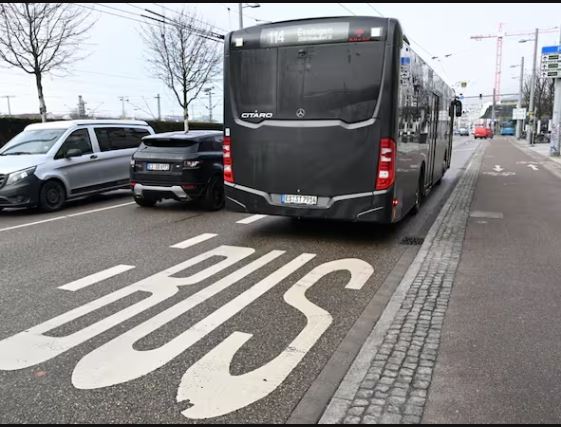 最狂接送，德15歲少年偷公車開130公里送女友上學。（圖／翻攝自X平台 @Blick_media）