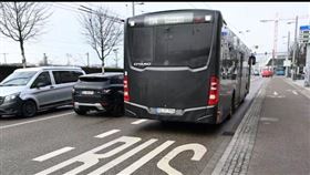 最狂接送，德15歲少年偷公車開130公里送女友上學。（圖／翻攝自X平台 @Blick_media）