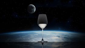 日本清酒業者獺祭完成瘋狂外太空釀酒計畫，該批原料在太空站成功發酵後，成品清酒醪昨日已運回日本酒廠本部，未來將以每瓶100毫升1.1億日圓售出。（翻攝自獺祭官網）