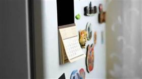 冰箱門上常見的冰箱貼，不僅能裝飾居家環境，也方便張貼備忘錄與照片。（示意圖／翻攝自微博）