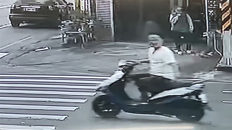 黃男騎機車持開山刀在路上閒晃，讓附近居民鄉恐懼。（圖／翻攝畫面）