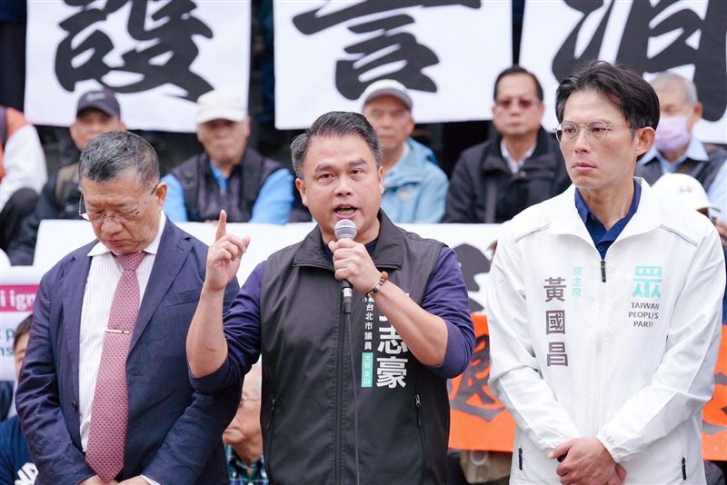 有航空背景的張志豪發文試算華航包機價格，引發眾人論戰。（翻攝自張志豪臉書）