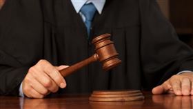 一名珠寶商欠債上千萬，為躲債竟假離婚脫產，最後法院裁定過戶無效。（示意圖，Pakutaso）