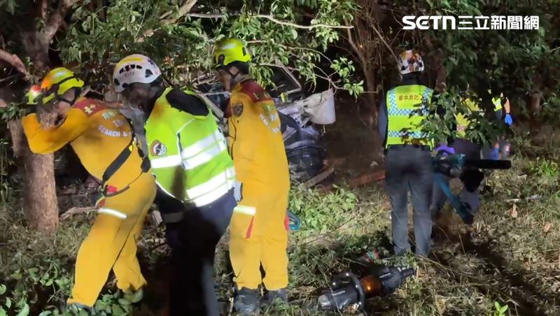 警消人員在橋下找到拖板車駕駛,但人已明顯死亡。(圖/翻攝畫面)