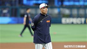 WBC8強賽，日本隊總教練井端弘和觀看球員賽前練習。（圖／記者劉彥池攝影）