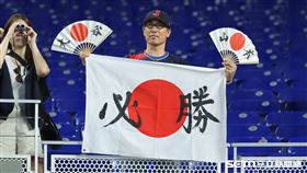 WBC8強賽，日本球迷賽前在觀眾席舉「必勝」標語。（圖／記者劉彥池攝影）